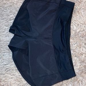 Lulu lemon shorts 2.5(short)-size 6-lowrise